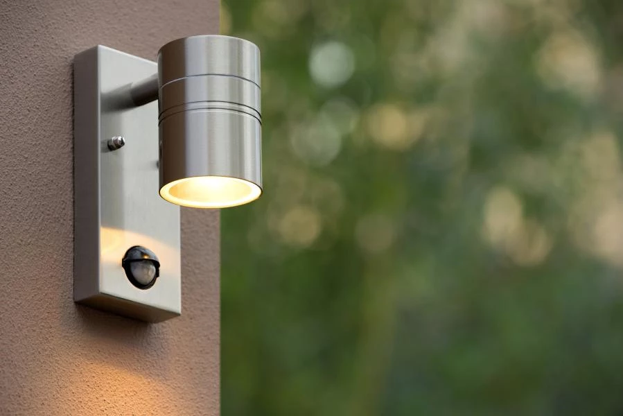 Lucide ARNE-LED IR - Wandspot / Wandlamp Binnen/Buiten - Ø 6,3 cm - LED - GU10 - 1x5W 2700K - IP44 - Beweging & dag/nacht sensor - Mat chroom - sfeer 2